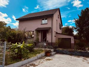 een huis met een hek ervoor bij Centurio 5 in Baselaugst