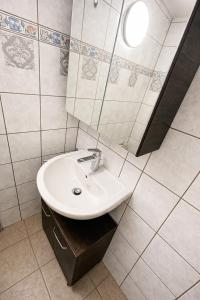 un bagno con lavandino e specchio di Kleines Apartment mit Doppelbett a Coblenza