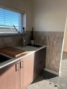 une cuisine avec un comptoir avec un évier et une fenêtre dans l'établissement Studio34, à Hauwert 24 autres photos