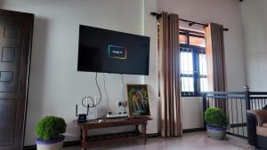 un soggiorno con TV a schermo piatto a parete di Nomad's Peak Hiriketiya a Dikwella