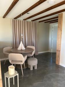 une salle à manger avec une table et des chaises dans l'établissement Studio34, à Hauwert