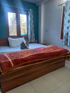 a bedroom with a large wooden bed with a window at Happy Mountains in Nārkanda