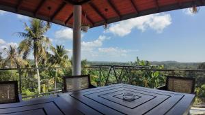 un tavolo con sedie e vista sulla giungla di Nomad's Peak Hiriketiya a Dikwella