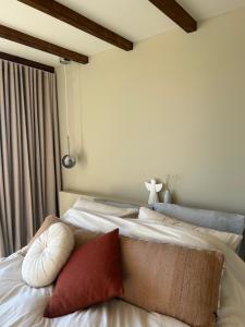 un lit avec deux oreillers dessus dans une chambre dans l'établissement Studio34, à Hauwert