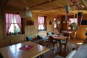 TV a/nebo společenská místnost v ubytování Hotel Sonnenbichl