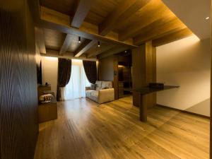 ein Wohnzimmer mit einem Sofa und Holzböden in der Unterkunft Luxury Mountain Suites in Roccaraso