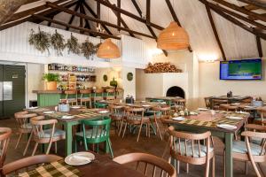 een restaurant met tafels en stoelen in een kamer bij Elgin River Lodge in Elgin