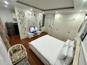una camera da letto con un letto e una TV di Diamond Suite Apartment ad Ho Chi Minh
