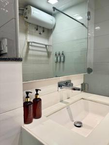 een badkamer met een wastafel en een spiegel bij Lalluji Luxe in Jaipur +95 foto's