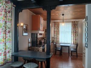 eine Küche und ein Esszimmer mit Tisch und Stühlen in der Unterkunft Kutscherhaus Werdau in Werdau