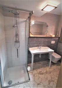 ein Badezimmer mit Waschbecken und Dusche in der Unterkunft Kutscherhaus Werdau in Werdau + 40 Fotos