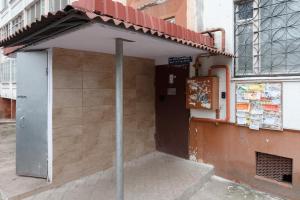 a building with a pole in front of it at HomeRent Petru Zadnipru in Chişinău