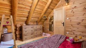 Postel nebo postele na pokoji v ubytování Rustic villa Roza with outdoor pool in Kupjak + 18 fotografií