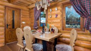 Posezení v ubytování Rustic villa Roza with outdoor pool in Kupjak