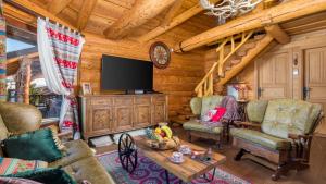 Posezení v ubytování Rustic villa Roza with outdoor pool in Kupjak