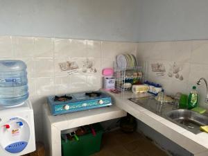 una cucina giocattolo con lavandino e piano di lavoro di Batukaras beach hill a Batukaras Altre 28 foto