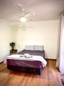 Giường trong phòng chung tại Guest Room in Kealba +23 ảnh