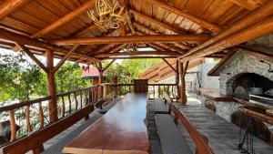 Balkón nebo terasa v ubytování Rustic villa Roza with outdoor pool in Kupjak