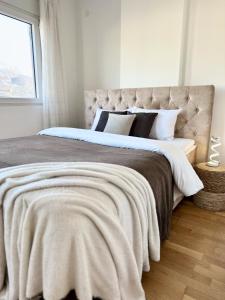 een slaapkamer met een groot bed en een raam bij Alula Apartments in Bar