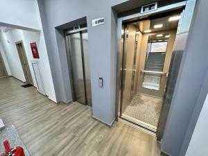 een lege hal met liften in een gebouw bij Alula Apartments in Bar +29 foto's