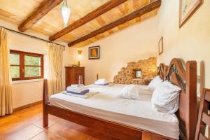 una camera da letto con un letto grande in una stanza di Mirabo ramonet a Caʼs Concos Altre 21 foto