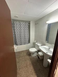 Hotel Norai في يوريت دي مار: حمام مع مرحاض ومغسلة