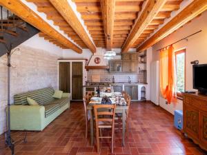 een woonkamer met een tafel en een bank bij Apartment in a farmhouse with 2 swimming pools in Cagli