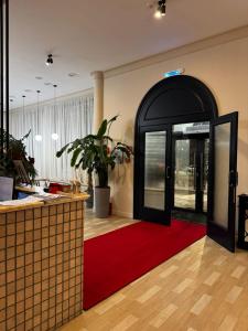 阿斯塔纳71 East Hotel的大厅里一扇敞开的门，铺着红地毯。