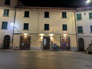 een gebouw aan een straat 's nachts bij Casa Vacanza Bettega in Pianosinatico +10 foto's