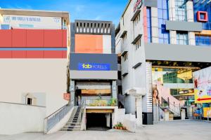 un bâtiment avec une pancarte indiquant « unités d'emploi » dans l'établissement FabHotel White Ridge Chaitanyapuri, à Hyderabad 23 autres photos