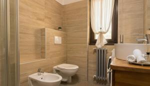 a bathroom with a toilet and a sink at Carbonera 4 - casetta vicina alla Stazione in Tirano