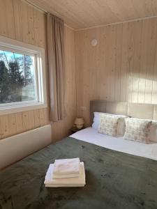 ein Schlafzimmer mit einem großen Bett mit Fenster in der Unterkunft Walnut house in Kulautuva + 7 Fotos