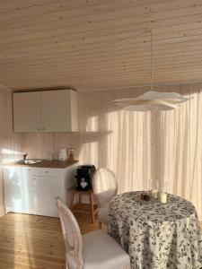 ein Esszimmer mit Tisch und eine Küche in der Unterkunft Walnut house in Kulautuva