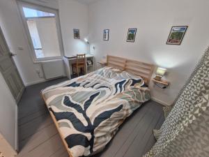 ein Schlafzimmer mit einem Bett mit einer Zebradecke in der Unterkunft Appartement F2 5B in Martres-de-Veyre