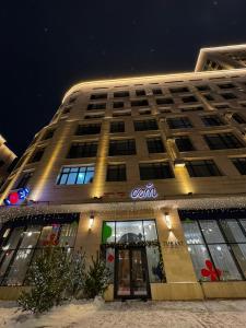 阿斯塔纳71 East Hotel的正面有标志的建筑物