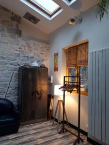 een woonkamer met een dakraam en een tafel in een kamer bij lapetitemaisondeparis in Parijs +14 foto's