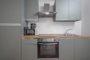 una cucina con lavello e microonde di B&B Le Stanze del Duomo a Firenze