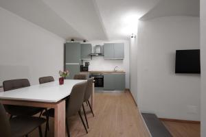 una cucina e una sala da pranzo con tavolo e sedie di B&B Le Stanze del Duomo a Firenze