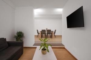 un soggiorno con un divano e un tavolo di B&B Le Stanze del Duomo a Firenze