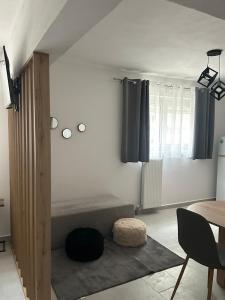 een woonkamer met een bank in de hoek van een kamer bij Dafni Apartment Kozani in Kozani