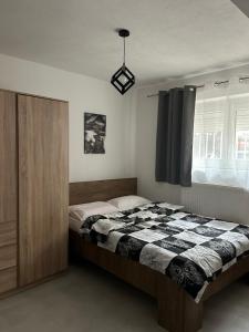 een slaapkamer met een bed en een raam bij Dafni Apartment Kozani in Kozani