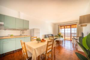 a kitchen and dining room with a table and chairs at CHL Serycam Breña Baja, infinity views in Breña Baja