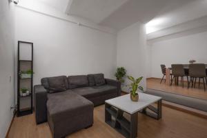 un soggiorno con un divano e un tavolo di B&B Le Stanze del Duomo a Firenze