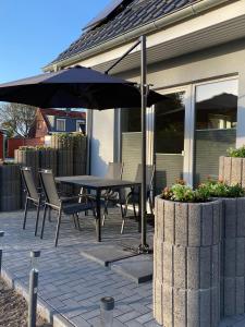 En terrasse eller udendørsområde på Ferienhaus Wesloer Landstraße 6b + 6 billeder