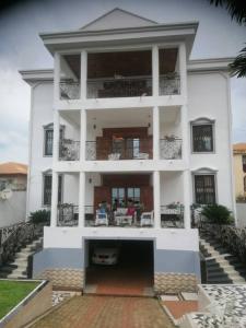 En balkon eller terrasse på Maison Blanche Biteng