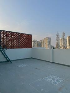 un balcon vide avec vue sur la ville dans l'établissement HomeSlice Sarjapur - Balcony Rooms, à Bangalore