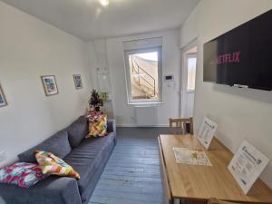 een woonkamer met een bank en een tafel bij Appartement F2 5A in Martres-de-Veyre