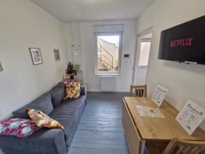 een woonkamer met een bank en een tafel bij Appartement F2 5A in Martres-de-Veyre +11 foto's