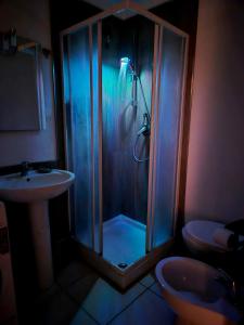 ein Badezimmer mit Dusche und Waschbecken in der Unterkunft Alice Apartments in Crescentino + 15 Fotos