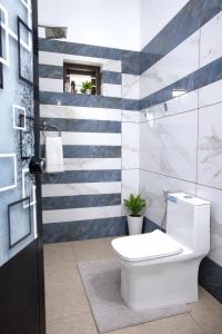 Et badeværelse på PATHIRAMANAL Service Villas